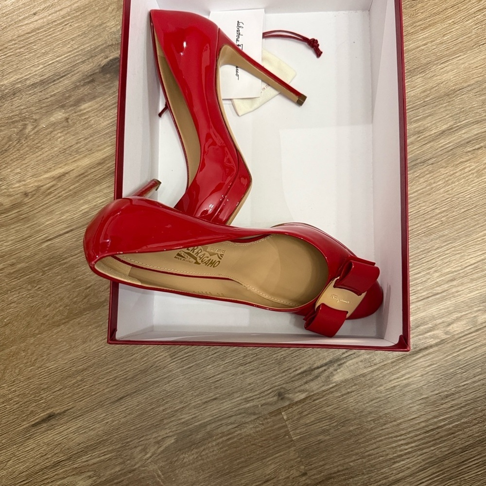 Salvatore Ferragamo Glossy Red Heels with Bow - Picture 3 of 6